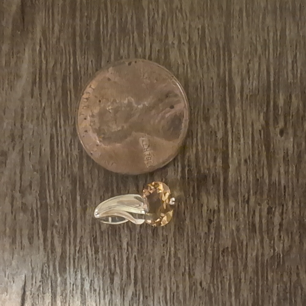 Elegant Gold and Topaz Pendant - Picture 2 of 4